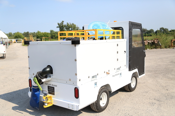 Lavatory service truck