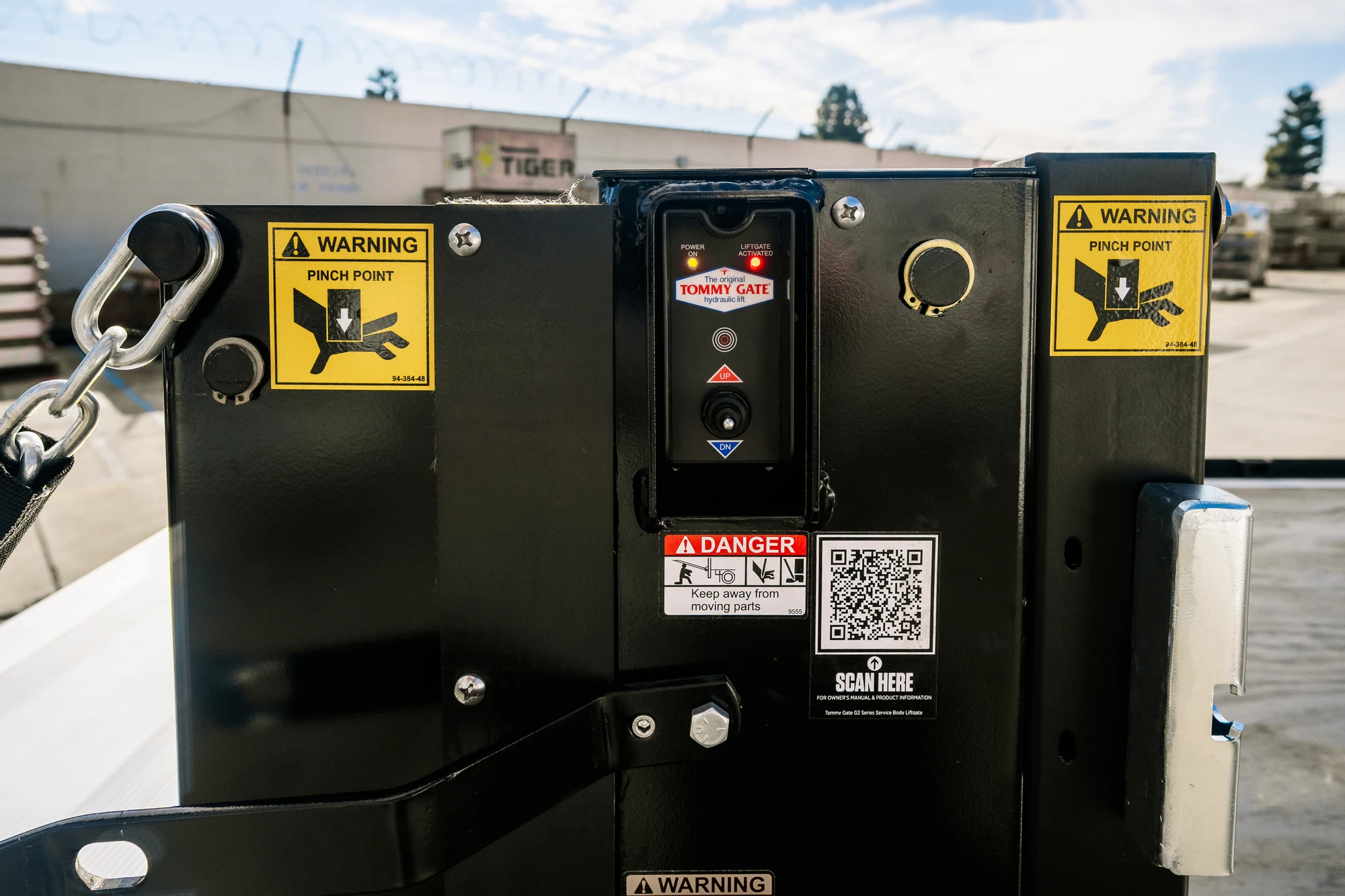 Taylor-Dunn-Bigfoot-XL-Liftgate-Tommy-Gate-Detail-Lift-Buttons-arm-opt