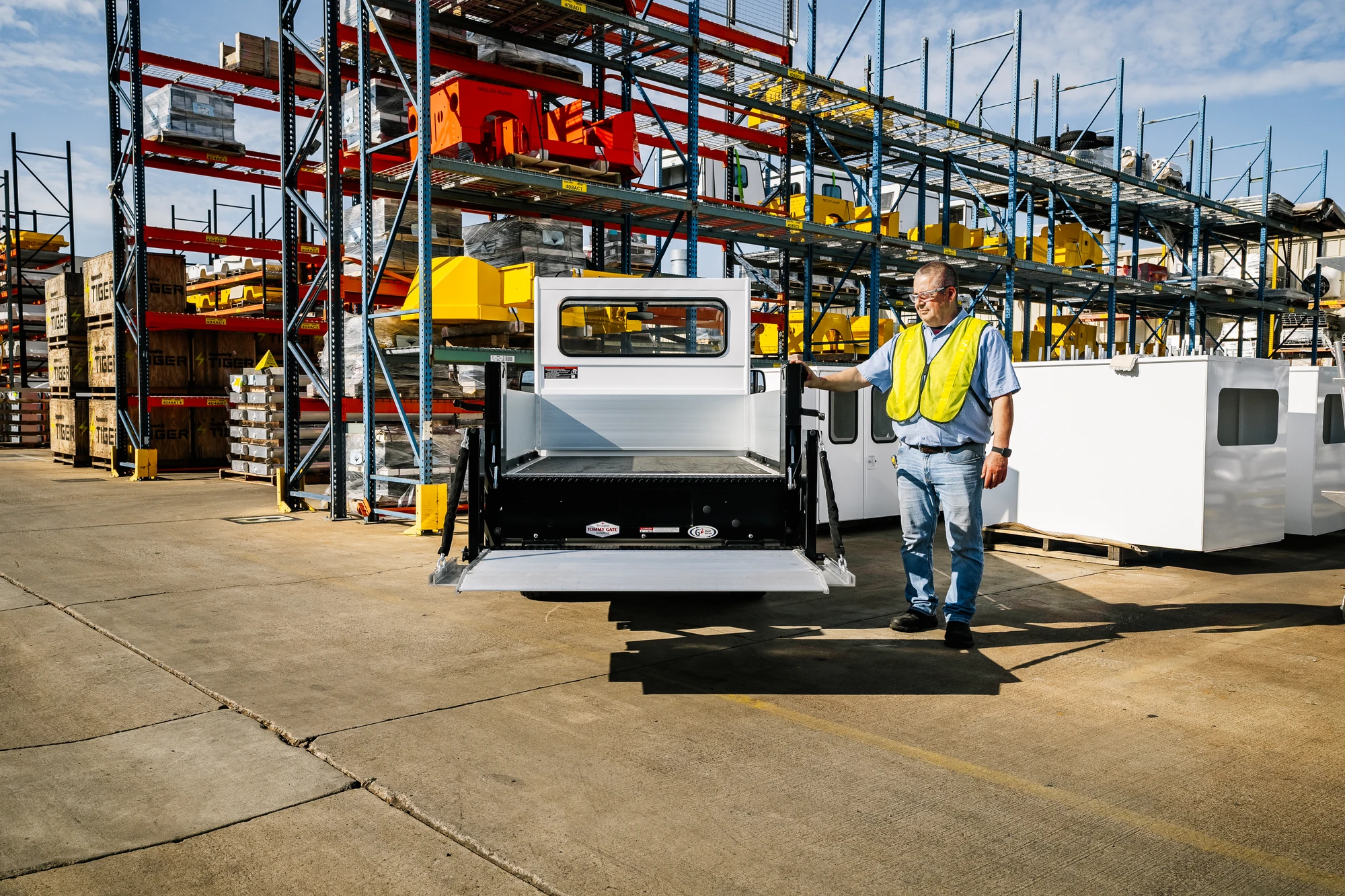 Taylor-Dunn-Bigfoot-XL-Liftgate-Tommy-Gate-Manufacturing-Rear-Lift-Gate-Worker-2-arm-opt